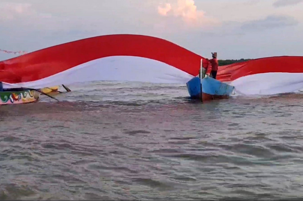 Pembentangan bendera Merah Putih di atas laut oleh nelayan sepanjang 1.777 meter tersebut berhasil memecahkan rekor dunia dan mendapatkan penghargaan dari Lembaga Prestasi Indonesia Dunia (Leprid).