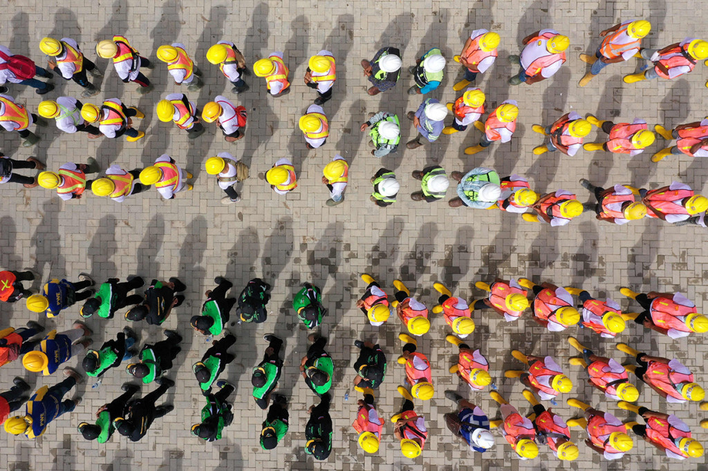 Upacara ini melibatkan seluruh pekerja proyek, TNI, POLRI, Pemerintah Kecamatan,pelajar dan tokoh adat serta tokoh masyarakat.