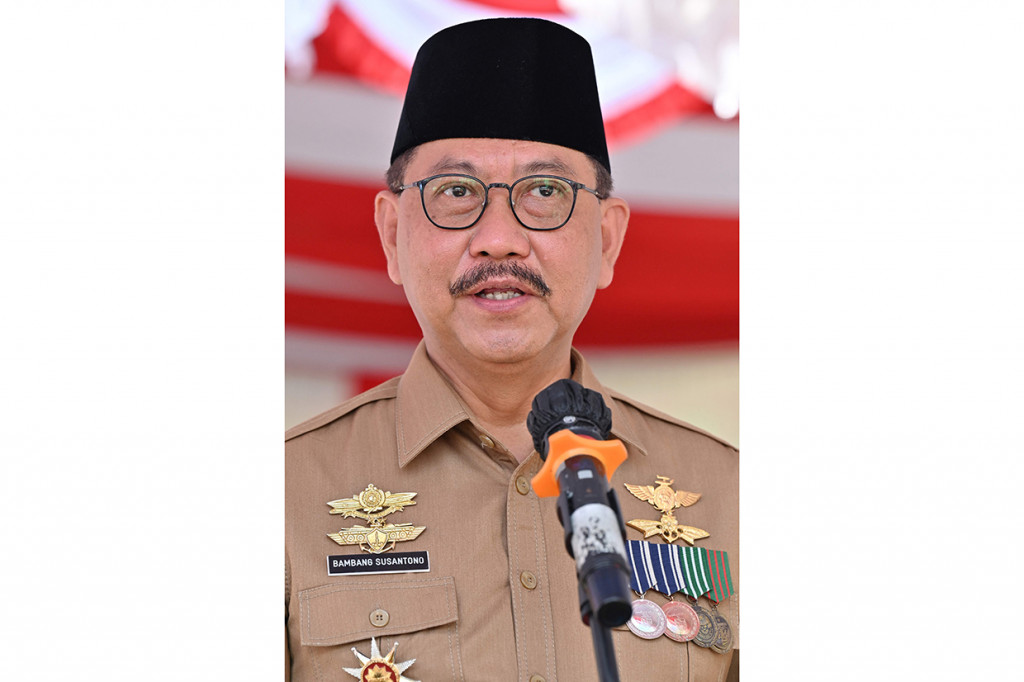 Kepala Badan Otorita Ibu Kota Negara (IKN) Nusantara Bambang Susantono (tengah) memimpin pengibaran Bendera Merah Putih di lokasi titik nol Nusantara di Kecamatan Sepaku, Kabupaten Penajam Paser Utara, Kalimantan Selatan, Rabu, 17 Agustus 2022.