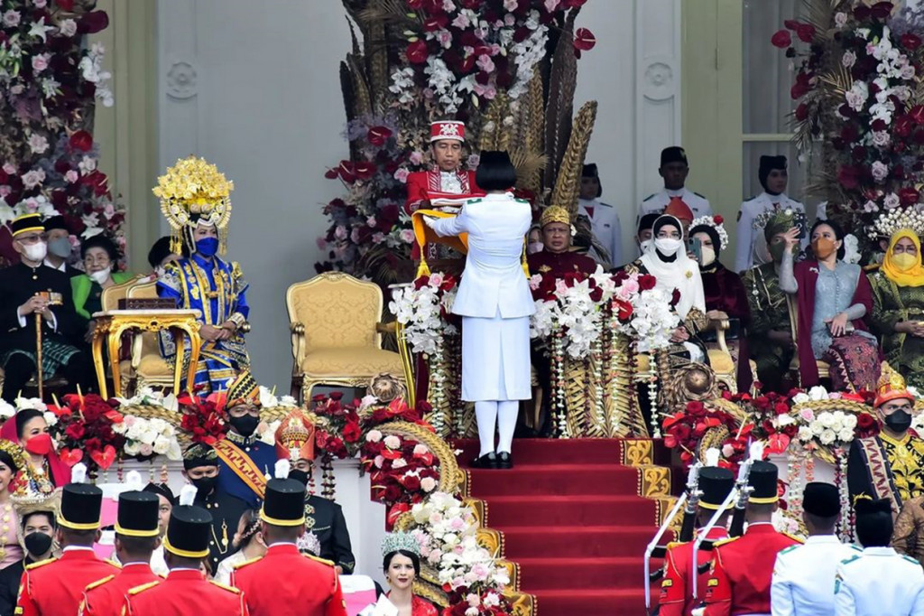 Presiden Joko Widodo menyerahkan Sang Saka Merah Putih kepada Pasukan Pengibar Bendera Pusaka (Paskibraka) dalam Upacara Peringatan Detik-Detik Proklamasi Kemerdekaan ke-77 Republik Indonesia di Istana Merdeka, Jakarta, Rabu, 17 Agustus 2022.