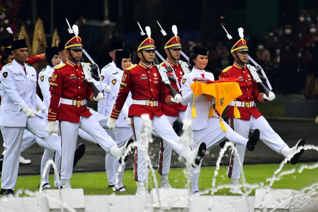 Pasukan Pengibar Bendera Pusaka (Paskibraka) I Dewa Ayu Firsty Meita Dewanggi (tengah) membawa Bendera Merah Putih untuk dikibarkan saat Upacara Peringatan Detik-Detik Proklamasi Kemerdekaan ke-77 Republik Indonesia di Istana Merdeka, Jakarta, Rabu, 17 Agustus 2022.