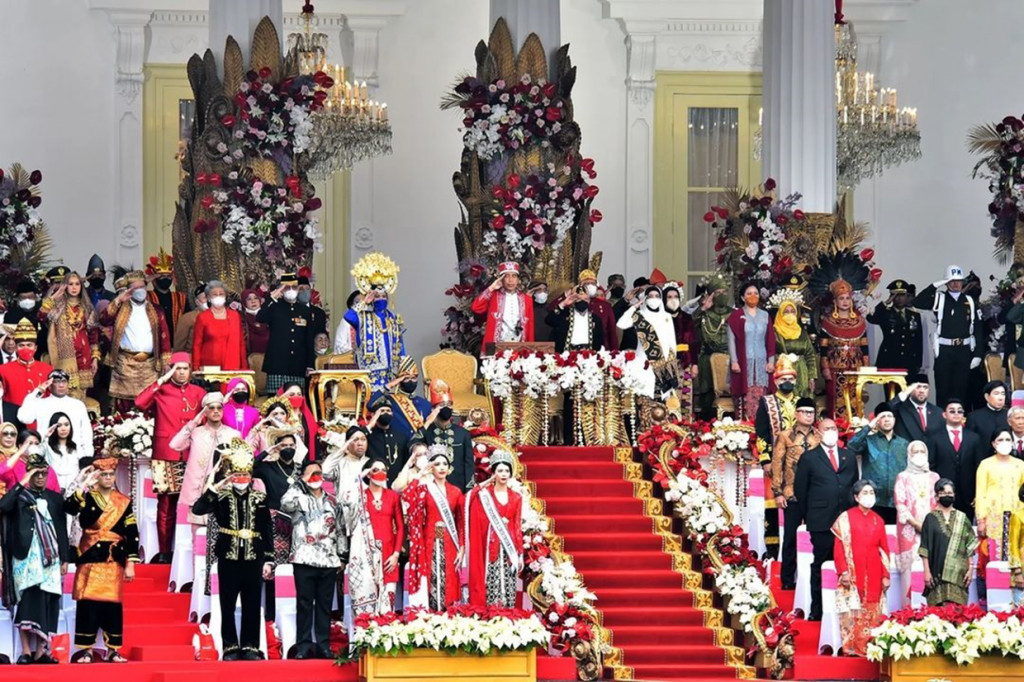 Presiden Joko Widodo (tengah) selaku inspektur upacara memberikan hormat saat pengibaran bendera Merah Putih dalam Upacara Peringatan Detik-Detik Proklamasi Kemerdekaan ke-77 Republik Indonesia di Istana Merdeka, Jakarta, Rabu, 17 Agustus 2022.