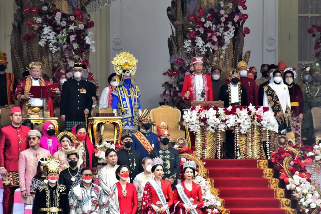 Dalam upacara tersebut, Presiden Joko Widodo dan Ibu Negara Iriana Joko Widodo memakai baju adat Dolomani asal Buton, Provinsi Sulawesi Tenggara.