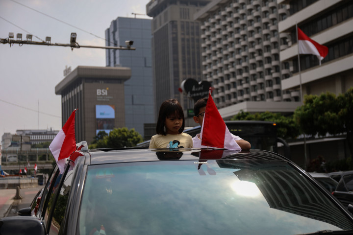 Sejumlah pengendara menghentikan kendaraannya saat peringatan detik-detik Proklamasi Kemerdekaan RI di Jalan MH Thamrin, Jakarta, Rabu, 17 Agustus 2022. 