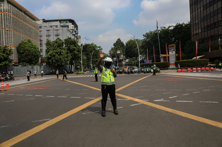 Petugas kepolisian memandu pengendara untuk menghentikan kendaraannya saat peringatan detik-detik Proklamasi Kemerdekaan RI di Jalan MH Thamrin, Jakarta, Rabu, 17 Agustus 2022. 
