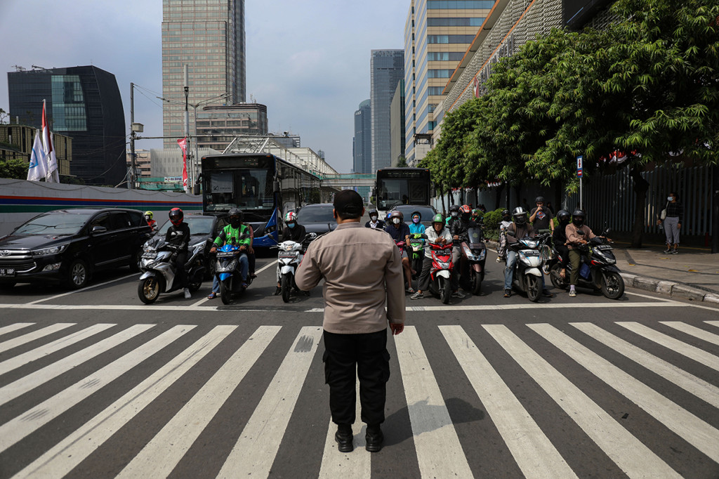 Tepat pukul 10.17 WIB kendaraan yang melintas di jalan prokol Jakarta diberhentikan serentak selama tiga menit bersamaan dengan pengibaran bendera Merah Putih saat upacara HUT ke-77 Republik Indonesia di Istana Merdeka. 