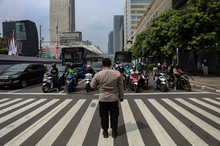 Tepat pukul 10.17 WIB kendaraan yang melintas di jalan prokol Jakarta diberhentikan serentak selama tiga menit bersamaan dengan pengibaran bendera Merah Putih saat upacara HUT ke-77 Republik Indonesia di Istana Merdeka. 