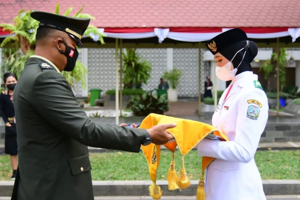 Ayumi Putri Sasaki yang merupakan perwakilan dari Provinsi Jawa Timur terpilih sebagai pembawa bendera Merah Putih saat nanti diturunkan.