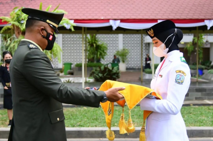 Ayumi Putri Sasaki yang merupakan perwakilan dari Provinsi Jawa Timur terpilih sebagai pembawa bendera Merah Putih saat nanti diturunkan.