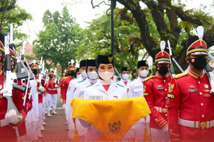 Tim Pancasila Sakti bersiap menjalankan tugasnya dalam Upacara Penurunan Bendera Negara Sang Merah Putih di halaman Istana Merdeka, saat HUT ke-77 RI Rabu, 17 Agustus 2022, sore. 