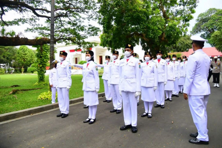 Tim Pancasila Sakti bersiap menjalankan tugasnya dalam Upacara Penurunan Bendera Negara Sang Merah Putih di halaman Istana Merdeka, saat HUT ke-77 RI Rabu, 17 Agustus 2022, sore.
