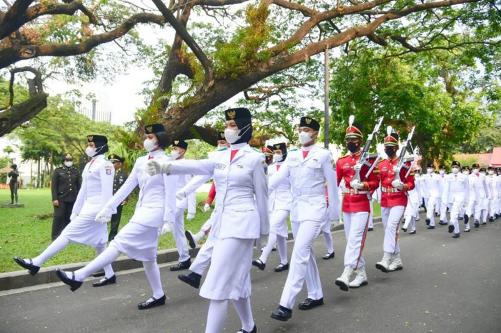 Kemudian, Isra Mashel Arifin sebagai pembentang bendera yang mewakili Provinsi Banten. Seeangkan, Muhammad Rajwa Al Farizi sebagai pengerek bendera yang mewakili Provinsi Jawa Tengah.