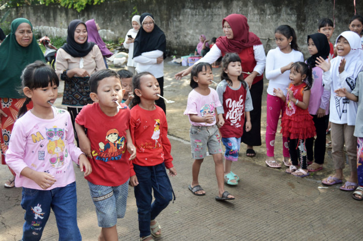 Berbagai lomba dan kegiatan digelar untuk memperingati Hari Ulang Tahun ke-77 Republik Indonesia yang jatuh pada Rabu, 17 Agustus 2022. Salah satunya dilakukan oleh warga Kalisuren, Tajurhalang, Bogor, Jawa Barat. 