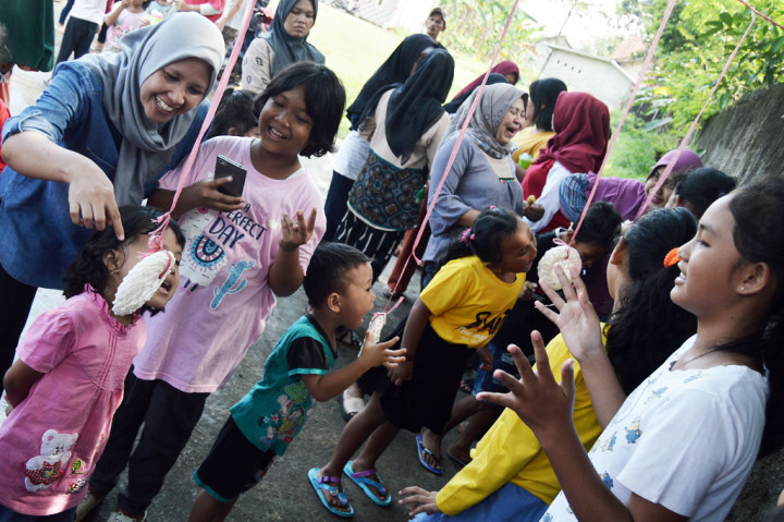 Usai pelaksanaan upacara bendera, puluhan anak-anak berkumpul untuk mengikuti berbagai lomba khas 17-an, di antaranya lomba balap karung, balap kelereng, memasukkan pensil dalam botol, tarik tambang, dan lain-lain.