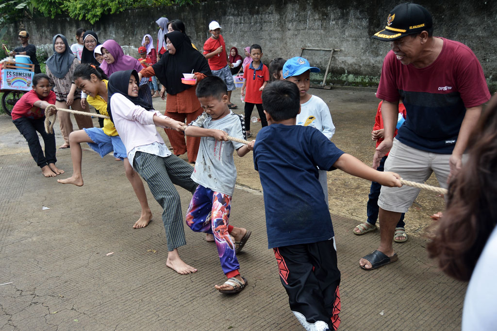Sejumlah anak tampak antusias mengikuti lomba dibarengi dengan tepuk tangan dan sorak-sorai para penonton yang menyemangati mereka.