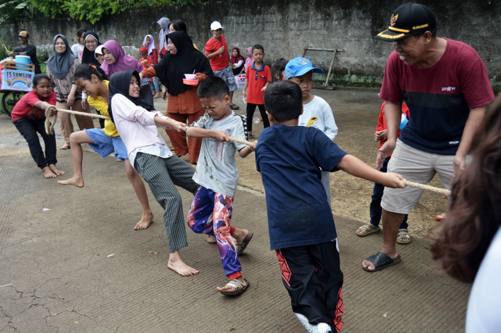 Sejumlah anak tampak antusias mengikuti lomba dibarengi dengan tepuk tangan dan sorak-sorai para penonton yang menyemangati mereka.