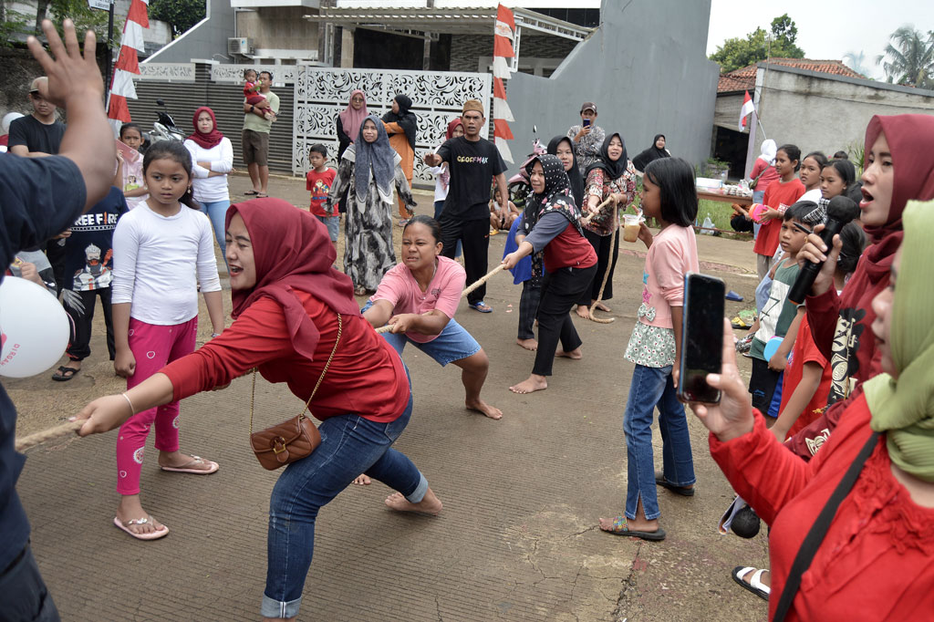 Tidak ketinggalan ibu-ibu juga turut meramaikan lomba di antaranya joget balon, memindahkan tepung terigu, dan tarik tambang.