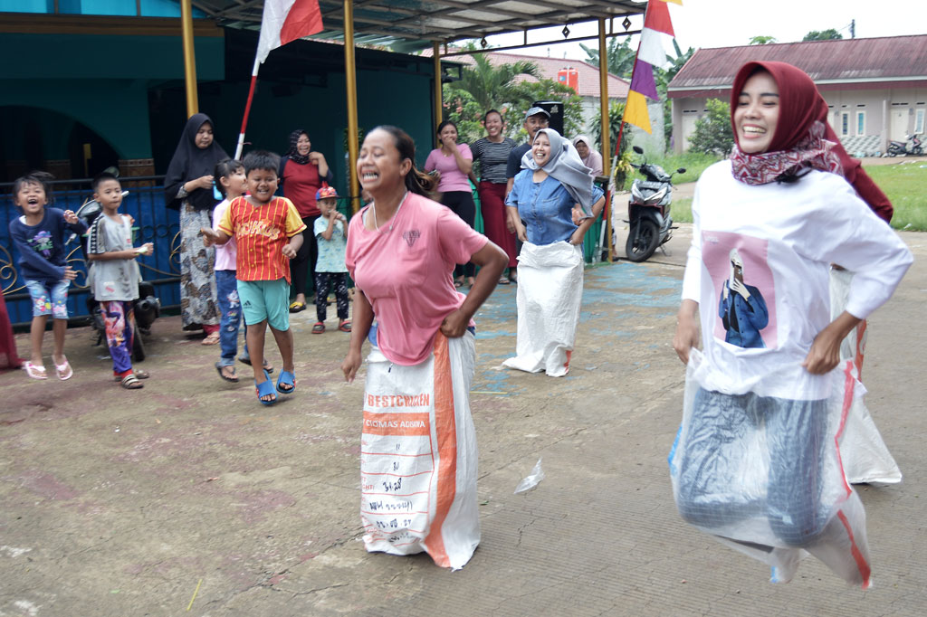 Serunya ibu-ibu yang tidak mau ketinggalan ikut lomba balap karung.