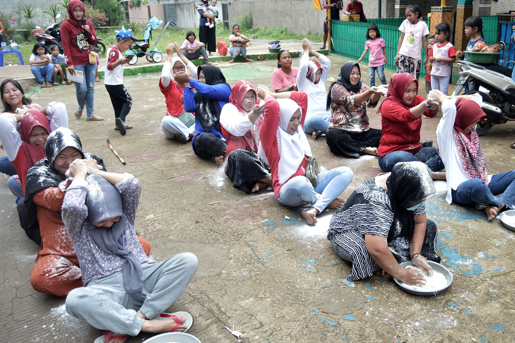 Berbagai hadiah pun disiapkan untuk semua peserta tanpa terkecuali. Tampak keceriaan dari wajah anak-anak dan ibu-ibu usai mengikuti perlombaan.