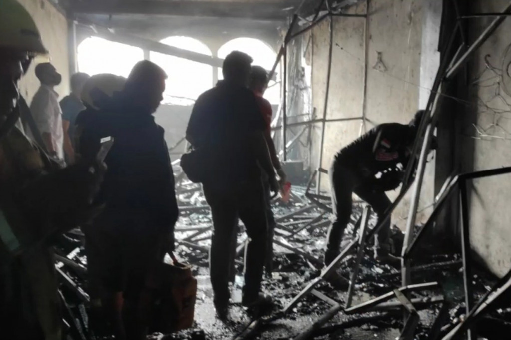 Kapolsek Tambora, Kompol Rosana Albertina Labobar menyebut terdapat 6 orang meninggal dunia dan 3 orang luka bakar akibat kebakaran sebuah ruko di wilayahnya. Keenam korban meninggal dunia merupakan penghuni kos yang berada di lantai dua dan tiga.