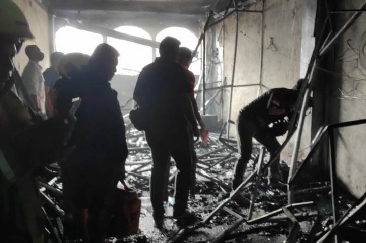 Kapolsek Tambora, Kompol Rosana Albertina Labobar menyebut terdapat 6 orang meninggal dunia dan 3 orang luka bakar akibat kebakaran sebuah ruko di wilayahnya. Keenam korban meninggal dunia merupakan penghuni kos yang berada di lantai dua dan tiga.