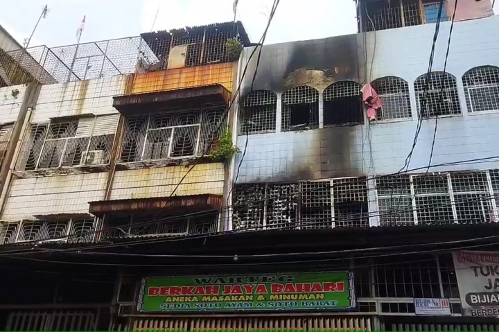 Kebakaran melanda sebuah ruko yang berada di di Jalan Duri Selatan 1, Tambora, Jakarta Barat. Enam orang dinyatakan tewas terbakar dalam peristiwa nahas ini.