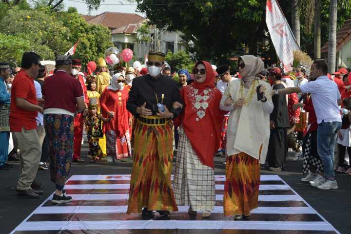Warga Perumahan Taman Persada Raya, Pondok Gede, Kota Bekasi, menggunakan beragam kostum dalam karnaval dan fashion show ala Citayam Fashion Week di Perumahan Taman Persada Raya.