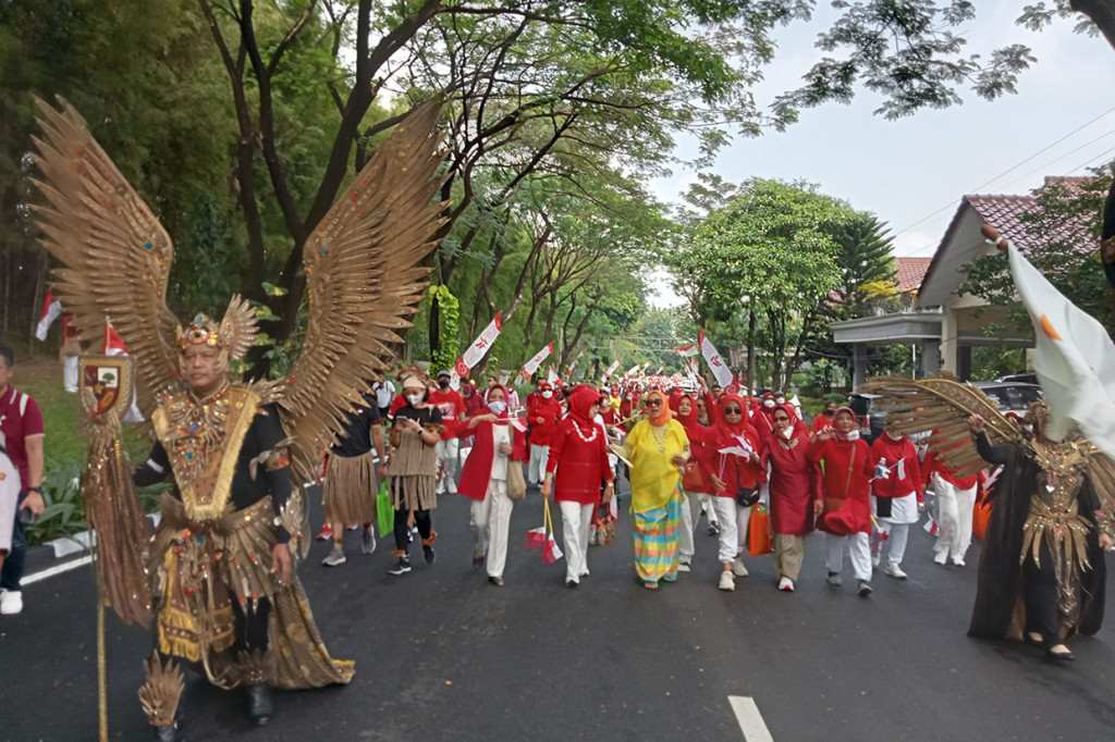 Selain itu, juga terdapat sejumlah pertunjukkan dalam momen HUT Ke-77 Republik Indonesia di perumahan tersebut.
