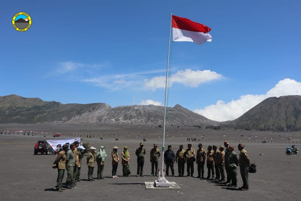 Sebanyak 77 bendera Merah Putih dibentangkan di lautan pasir Gunung Bromo, Probolinggo, Jawa Timur, Rabu, 17 Agustus 2022. 