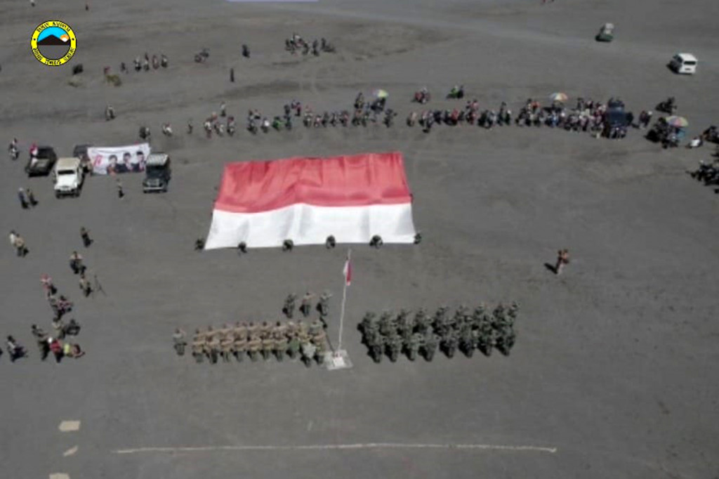 Kepala Balai Besar TNBTS, Hendro, mengatakan setiap tanggal 17 Agustus pihaknya selalu melaksanakan upacara pengibaran bendera Merah Putih di Lautan Pasir Bromo. Tahun ini, upacara diikuti sekitar 350 orang yang terdiri dari berbagai unsur.