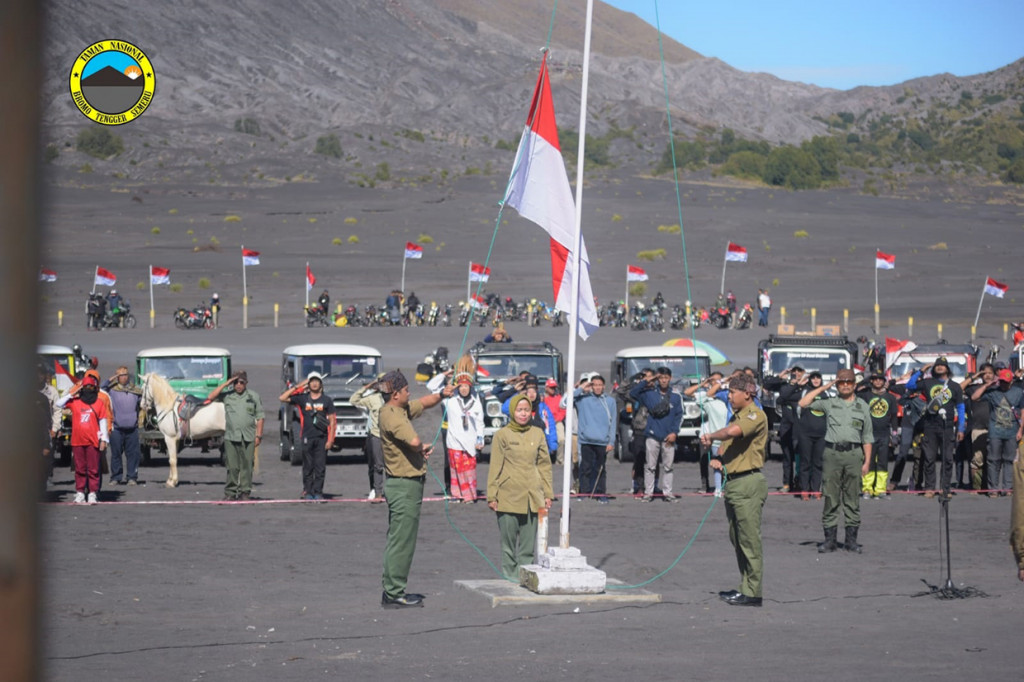Puluhan bendera tersebut dipasang oleh Balai Besar Taman Nasional Bromo Tengger Semeru (TNBTS) dan sejumlah unsur lainnya untuk memperingati hari ulang tahun (HUT) ke-77 Kemerdekaan RI.