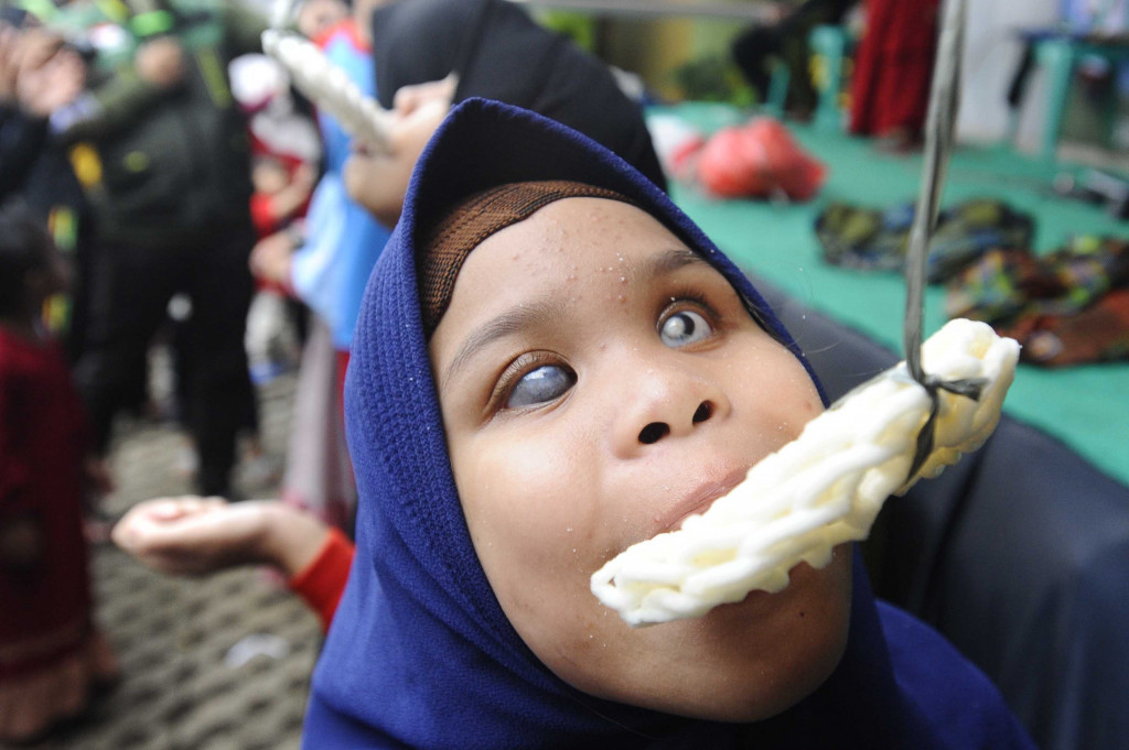 Sejumlah santri dari Pesantren Tunanetra Cahaya Qur'an menarik tali tambang saat mengikuti lomba 17 Agustus di Yayasan Tabungan Surga, Karedenan, Cibinong, Bogor, Rabu, 17 Agustus 2022.
