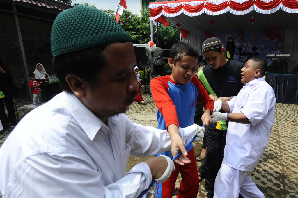 Sejumlah santri dari Pesantren Tunanetra Cahaya Qur'an menarik tali tambang saat mengikuti lomba 17 Agustus di Yayasan Tabungan Surga, Karedenan, Cibinong, Bogor, Rabu, 17 Agustus 2022.