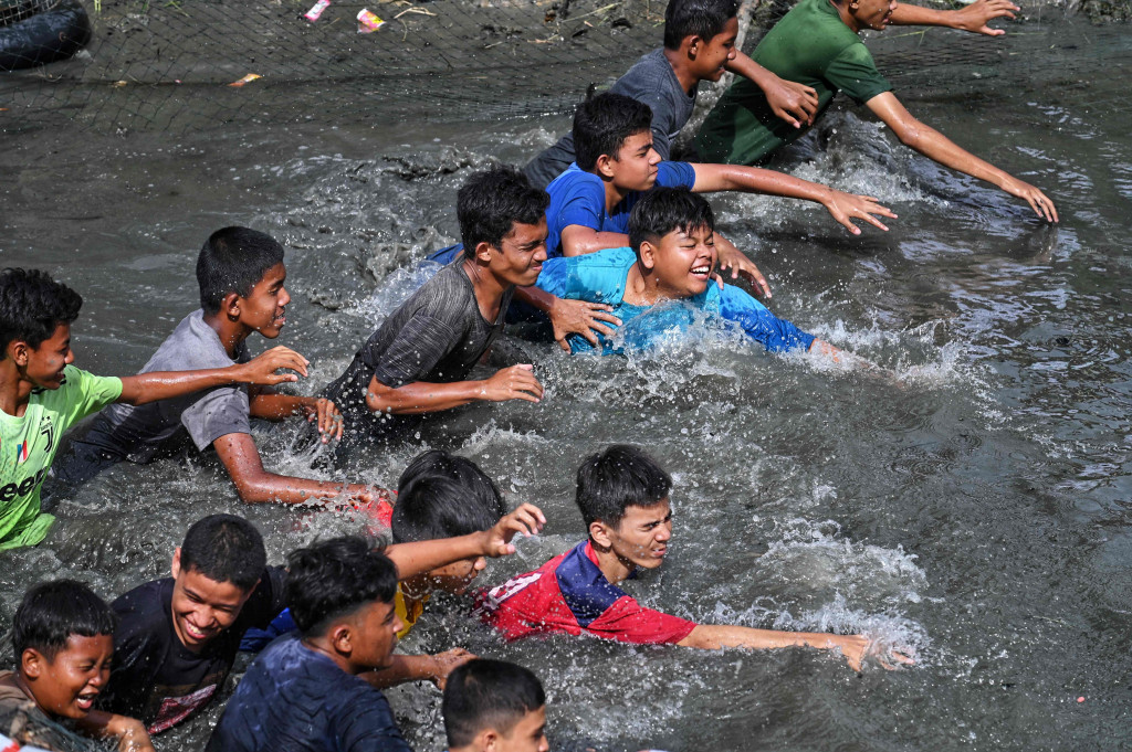 Anak-anak muda mengikuti berbagai permainan untuk merayakan HUT ke-77 Indonesia di Banda Aceh pada 17 Agustus 2022.