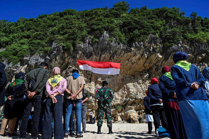 Mahasiswa (UKM) PA-LH Gainpala UIN Ar-Raniry juga telah mengibarkan bendera raksasa di tebing Lampuuk, Desa Meunasah Bale, Kecamatan Lhoknga, Aceh Besar.