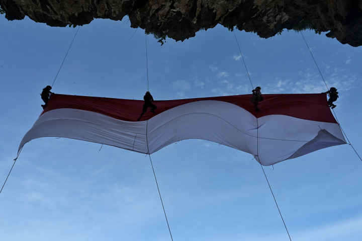 Ketua umum UMKM Gainpala, Citra Hanapi Bonta, mengatakan pengibaran bendera ini dilakukan di atas tebing dengan ketinggian 24 meter yang dilakukan oleh mahasiswa Gainpala dan atlit panjat tebing.