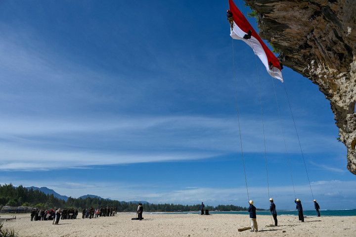 Citra menjelaskan, area tebing tersebut dipilih karena dianggap tepat menjadi tempat pengibaran bendera dikarenakan sudah sering menjadi area panjat tebing dan climbing mahasiswa Gainpala.