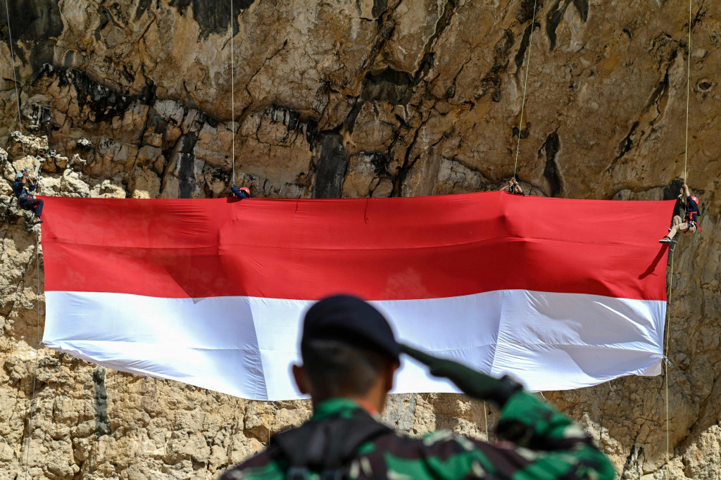 Suasana bendera raksasa di tebing Lampuuk, Desa Meunasah Bale, Kecamatan Lhoknga, Aceh Besar.