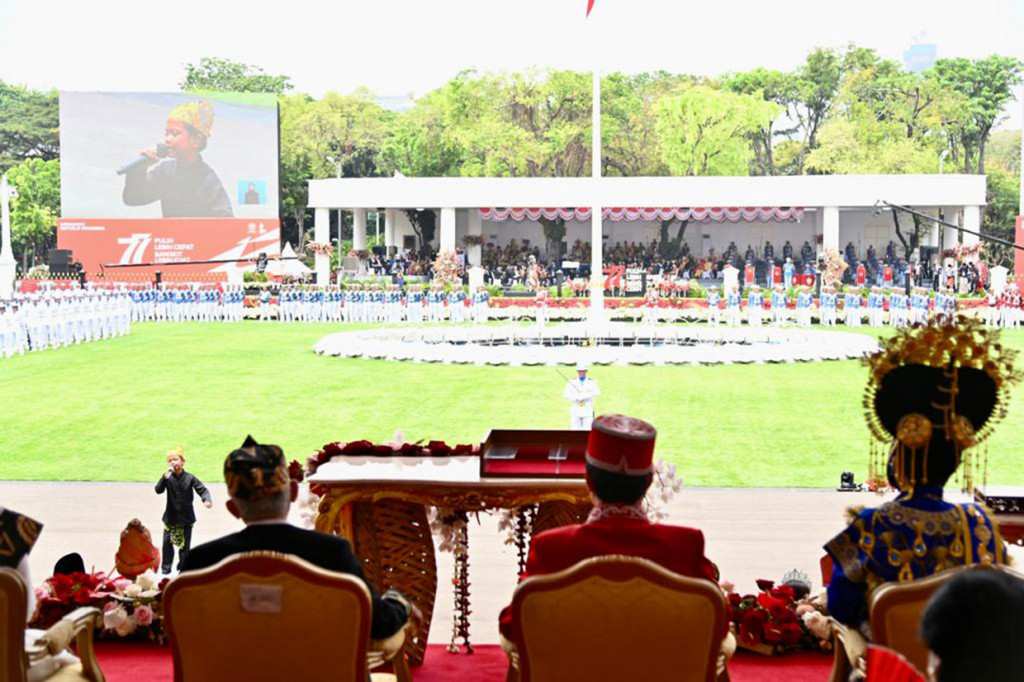 Selain dimeriahkan kirab budaya, atraksi kesenian, dan deretan baju adat yang dikenakan para undangan, Upacara HUT ke-77 RI di Istana Merdeka Jakarta juga dimeriahkan oleh penampilan penyanyi cilik yang sedang hit, Farel Prayoga.