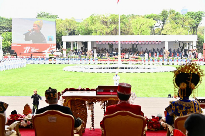 Selain dimeriahkan kirab budaya, atraksi kesenian, dan deretan baju adat yang dikenakan para undangan, Upacara HUT ke-77 RI di Istana Merdeka Jakarta juga dimeriahkan oleh penampilan penyanyi cilik yang sedang hit, Farel Prayoga.