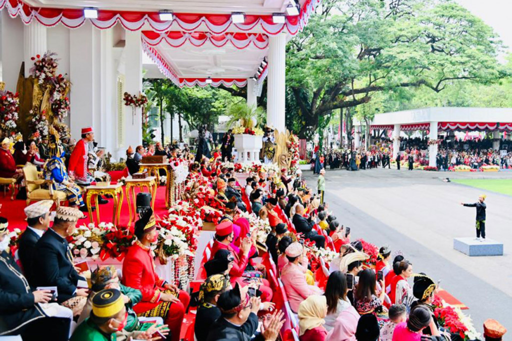 Setelah persembahan lagu-lagu nasional dan medley lagu daerah dari Gita Bahana Nusantara, masyarakat dikejutkan dengan penampilan Farel Prayoga yang membawakan lagu campur sari bertajuk Ojo Dibandingke.
