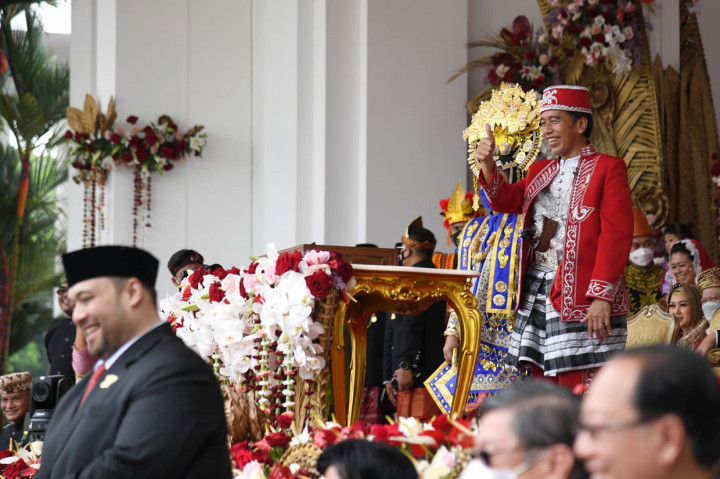 “Ku berharap engkau mengerti, di hati ini hanya ada Pak Jokowi,” demikian lanjutan penggalan lirik yang dinyanyikan Farel yang sukses membuat Presiden Jokowi tertawa.