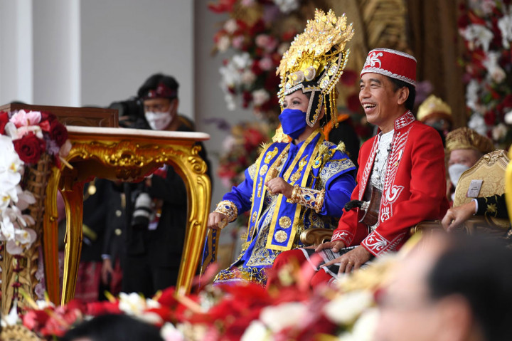 “Wong ko ngene kok dibanding-bandingke. Saing-saingke, yo mesti kalah,” lengkingan suara khas Farel yang membuat Ibu Negara Iriana Joko Widodo juga ikut bergoyang.