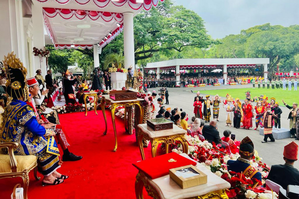 Masyarakat umum, para menteri, hingga Ibu Iriana kemudian larut dalam irama musik hingga turut bergoyang mengikuti alunan musik campur sari Ojo Dibandingke milik Denny Caknan bersama Abah Lala tersebut.