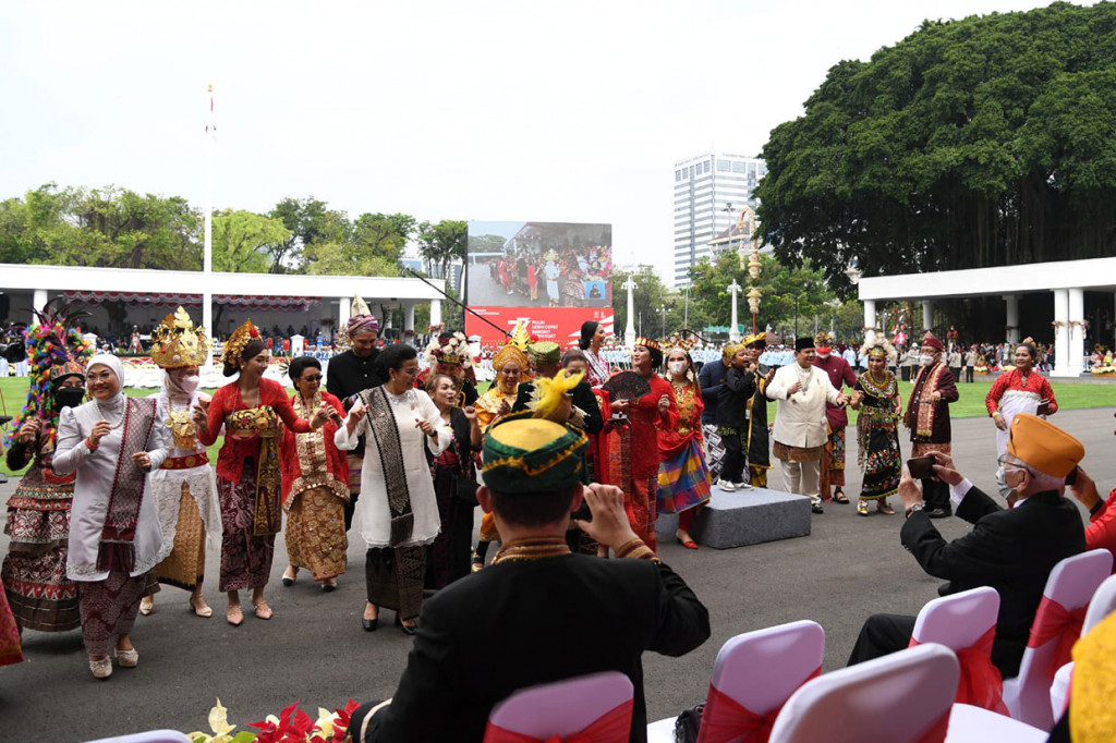 Para menteri Kabinet Indonesia Maju bergoyang mengikuti alunan lagu Ojo Dibandingke yang dibawakan oleh Farel Prayoga.
