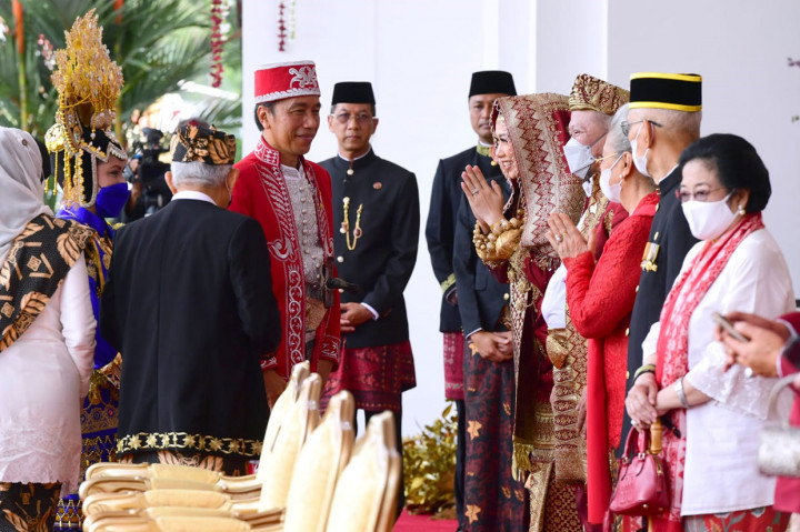 Presiden Joko Widodo mengenakan baju adat Dolomani asal Buton, Provinsi Sulawesi Tenggara pada Upacara Peringatan Hari Ulang Tahun (HUT) ke-77 Kemerdekaan RI pada Rabu, 17 Agustus 2022. Sementara Wapres Ma'ruf Amin beserta Ibu Wury Ma'ruf Amin mengenakan pakaian adat Banten.