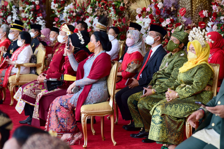 Tak hanya Kepala Negara, para menteri di Kabinet Indonesia Maju ikut serta memeriahkan HUT ke-77 RI dengan mengenakan pakaian adat dari berbagai daerah di Tanah Air.
