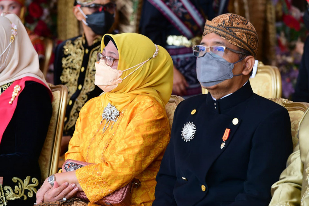 Menteri Sekretaris Negara Pratikno mengenakan pakaian adat Jawa.