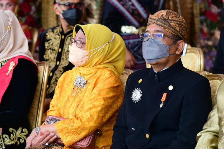 Menteri Sekretaris Negara Pratikno mengenakan pakaian adat Jawa.