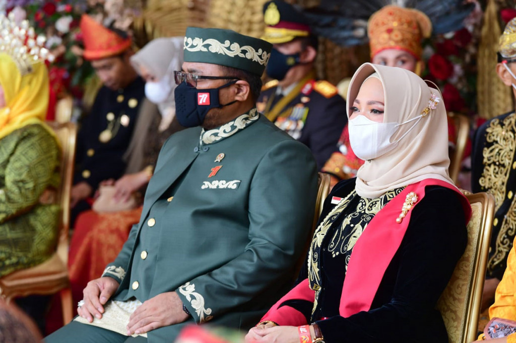 Menteri Agama Yaqut Cholil Qoumas ikut mengenakan pakaian adat nusantara, yaitu pakaian adat Minang, Sumatera Barat,  didampingi istri Eny Retno Yaqut yang tampak angun dengan pakaian kebaya adat Jawa dipadu kerudung krem dan selendang merah. 